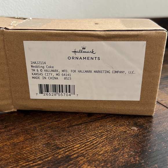 NEW - 2023 Wedding Cake - Hallmark Ornament - Picture 4 of 4